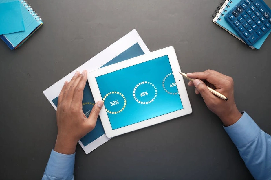 Imprenditore che controlla dati su tablet